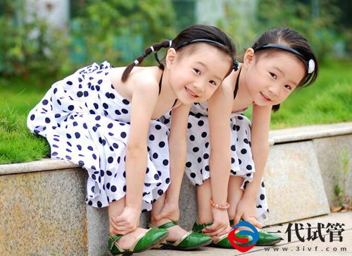 闖關(guān)114天 早產(chǎn)雙胞胎姐妹創(chuàng)造“生命奇跡”(圖1)